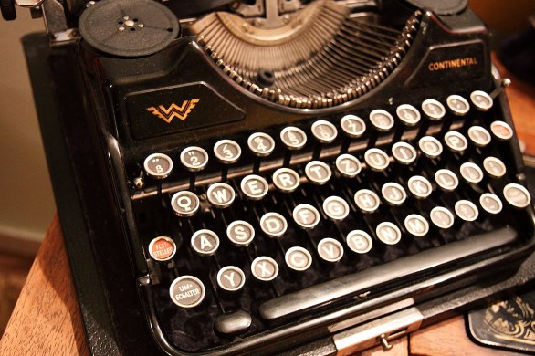 old typewriter, typewriter, antique keyboard, the way people used to access Word and the Series of Tubes before they existed
